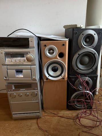Twee mini stereo sets met 4 speakers