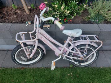 Roze kinderfiets met mandje en bagagedrager