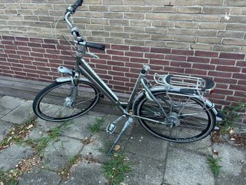 Oude Gazelle fiets zonder zadel, met kapotte buitenbanden