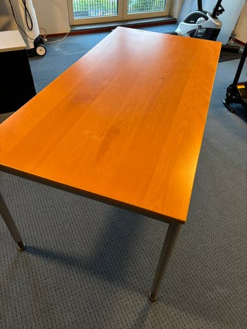 Degelijk bureau met verstelbare poten