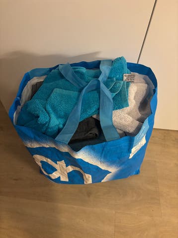 Diverse handdoeken en badlakens in blauw/grijs/wit/roze