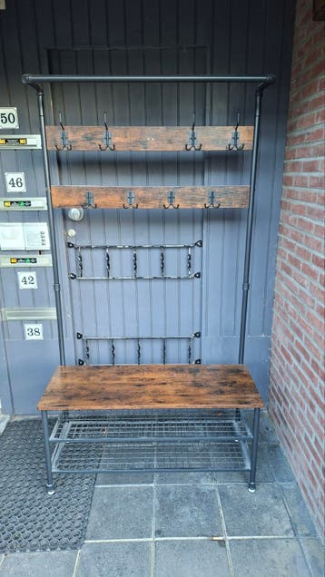 Gratis kapstok met schoenenrek/accesoires.