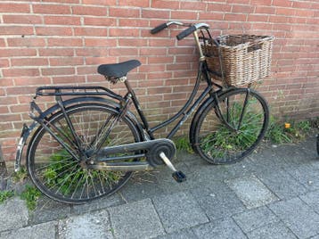 Omafiets met mand voorop