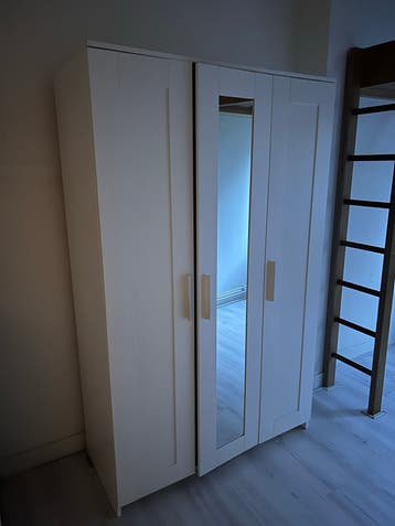 GRATIS Witte ikea kledingkast met spiegeldeur