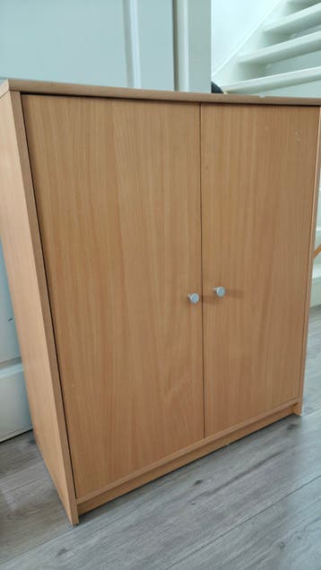 Houten kastje met twee deuren (72.5x88x35 cm)
