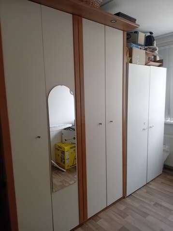 2 dubbeldeurs kledingkasten.