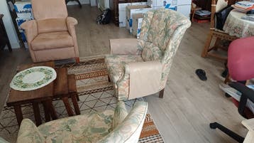 Drie comfortabele fauteuils met bloemenprint