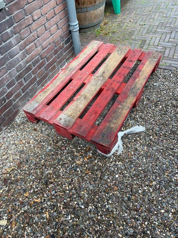 Rode houten pallet - decoratief of voor projecten