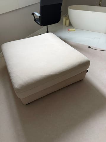 Crèmekleurige poef voetenbank beige hocker