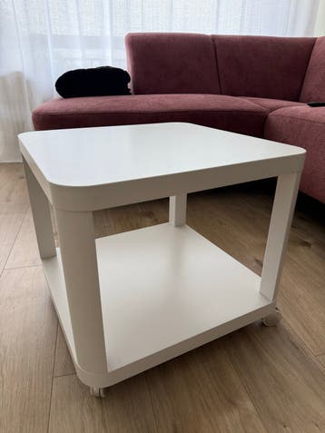 Witte bijzettafel op wieltjes - ikea