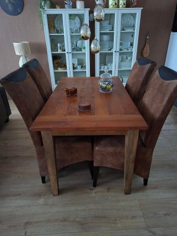 eetkamer tafel. Oud teak GRATIS