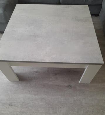 Gratis: Witte vierkante tafel met glas, 1x1 meter