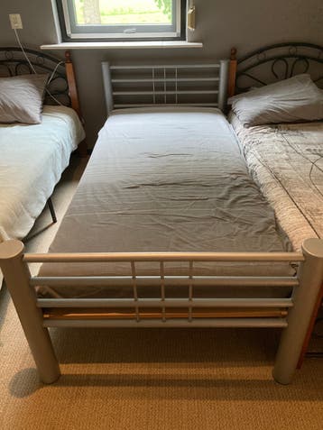 Stevig stalen bed gratis af te halen