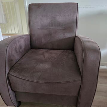 Comfortabele bruine fauteuil met wieltjes
