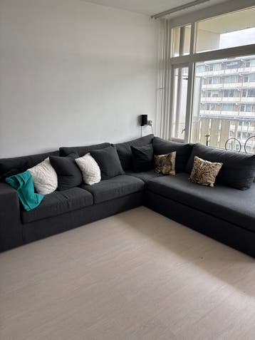 GRATIS // donkergrijze hoekbank met chaise longue