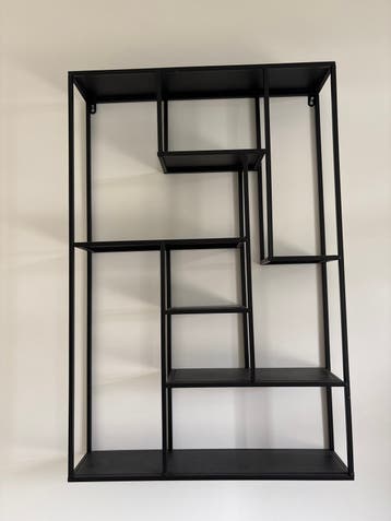 GRATIS // Zwart metalen wandrek met asymmetrische vakken