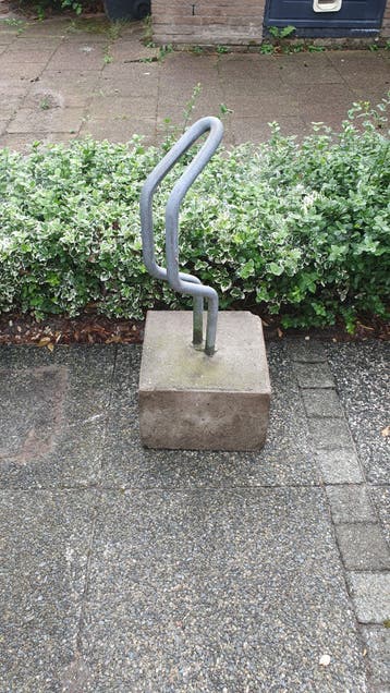Fietsenrek op betonblok