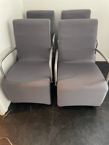 Set van 4 grijze stoelen met metalen armleuningen
