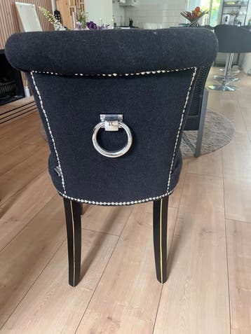 3 zwarte stoelen met ring en knopen