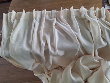 Crèmekleurig gordijn met plooien