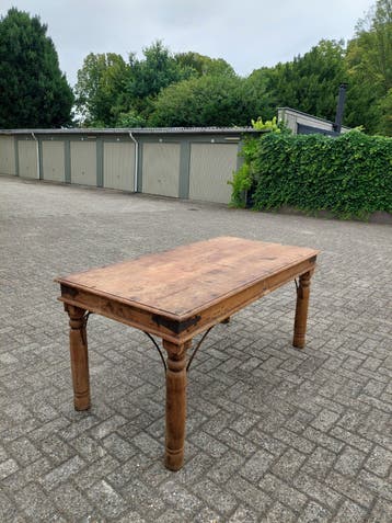 Robuuste houten tafel - perfect voor eetkamer of terras