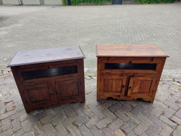 Massief houten dressoir met gaasfront