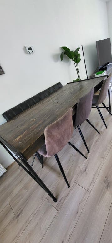 Robuuste eettafel met metalen onderstel