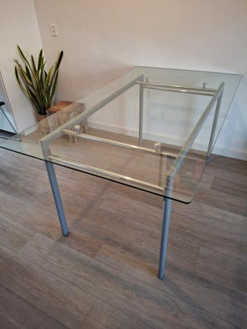 Glazen eettafel