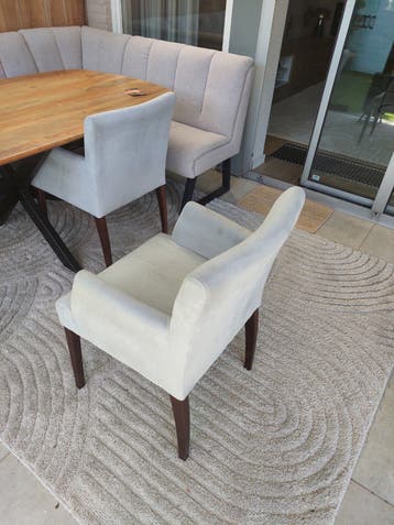 GRATIS! 3 lichtgrijze suede stoelen met donker houten poten