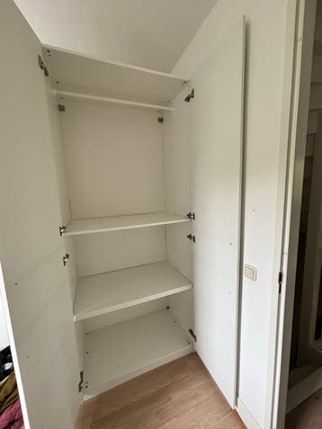GRATIS: Witte kledingkast met roede + planken (235x100x58cm)