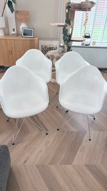 Gratis: Vier glasvezel eetkamerstoelen