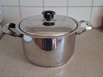 Gratis op te halen: soeppan, (oliebollen)schalen, enz.