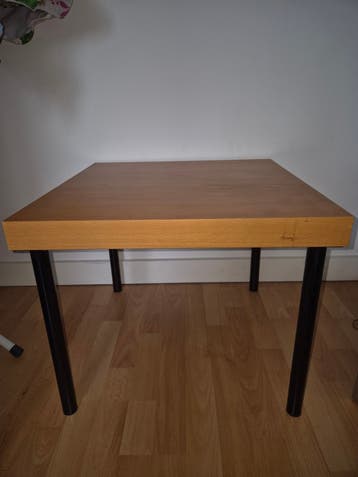 Gratis houten bijzettafel met zwarte poten