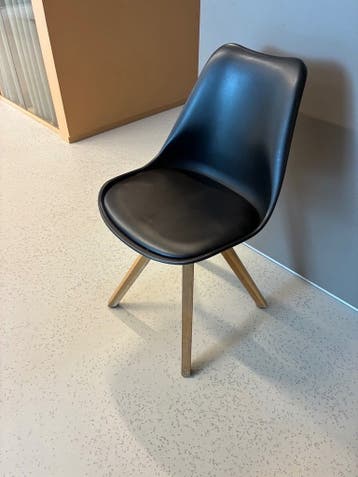 Zwarte eetkamerstoel met houten poten - 22 stuk