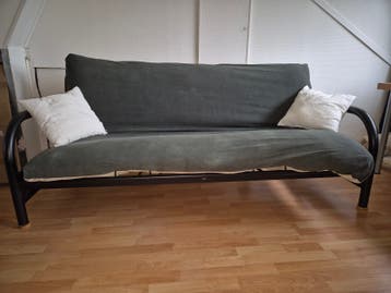 Al wat oudere slaapbank met ijzeren frame