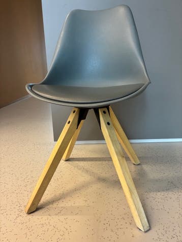 Moderne stoel met houten poten en grijze zitting - 19 stuks