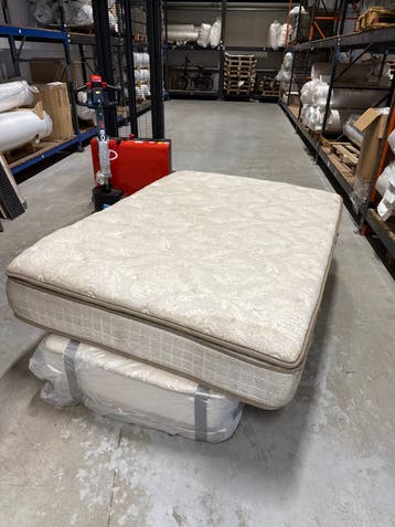 ***Gratis*Matras 140x200 cm, 34 cm dikte - Zo goed als nieuw