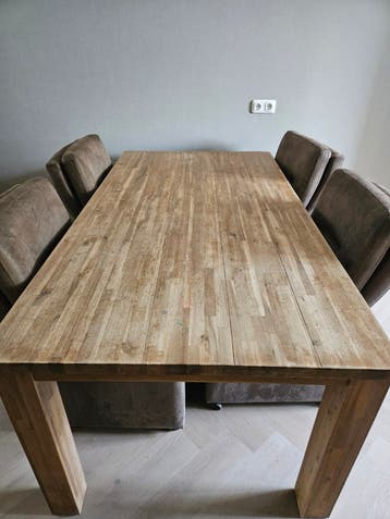 Robuuste houten eettafel met gebruikssporen