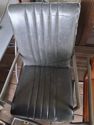 Stoelen, ijzeren frame, beschadigde neplederen bekled