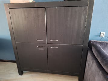 Zwarte houten kast met 4 deuren en planken