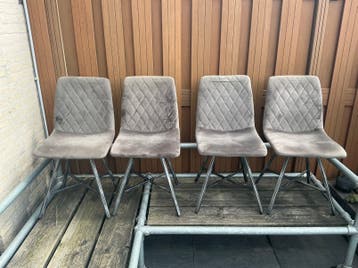 Gratis - 4 (eetkamer)stoelen!