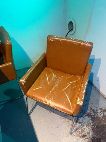 Set van 4 bruine stoelen met metalen onderstel