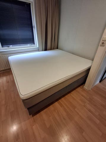 Bed 210x160cm nieuwe topper GRATIS ophalen