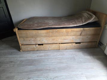 Gratis steigerhouten eenpersoonsbed met opberglades