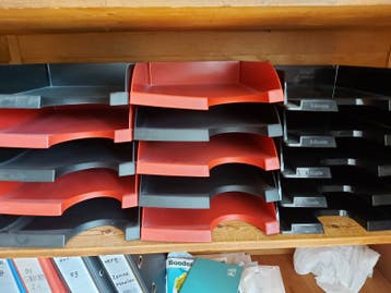 Set van 15 Esselte postbakjes (rood en zwart)