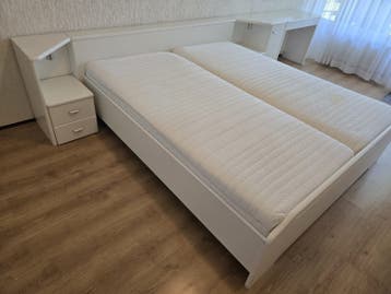 Bed inclusief spiegel met kaptafel