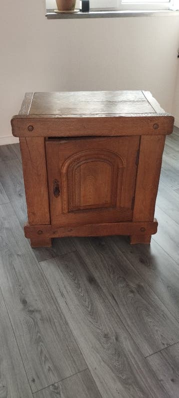 Massief houten kastje