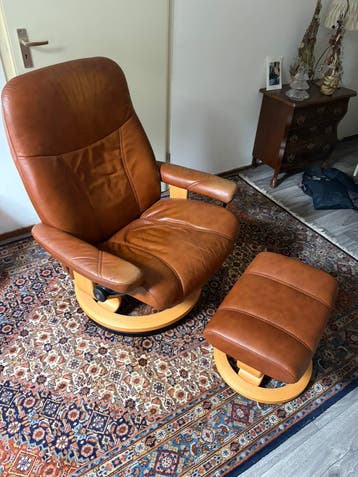 Gratis Leren fauteuil met leren voetenbank