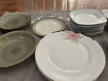 Groot serviesgoed pakket met borden, kommen, glazen en meer