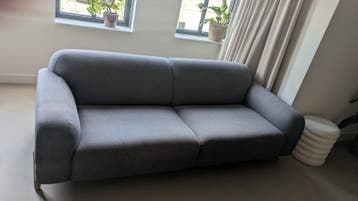 GRATIS OP TE HALEN!  Grijze 2,5 zitsbank met houten pootjes
